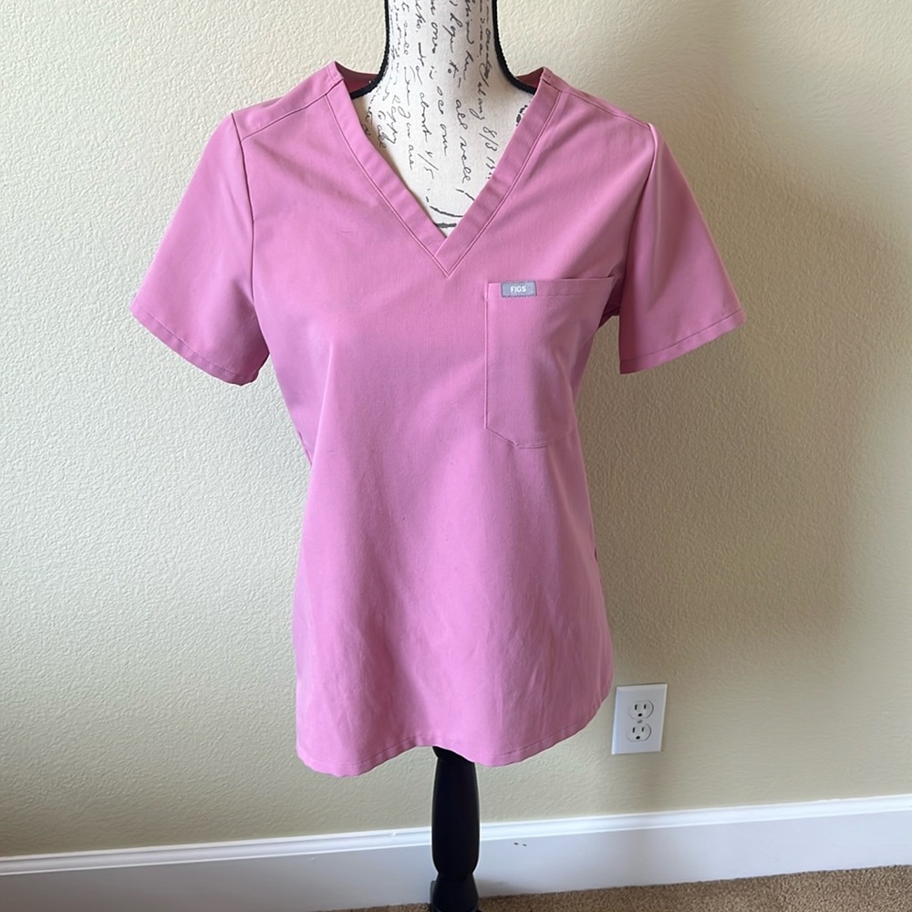 Bundle Figs pink V-neck scrub top and matching scrub pants, size small